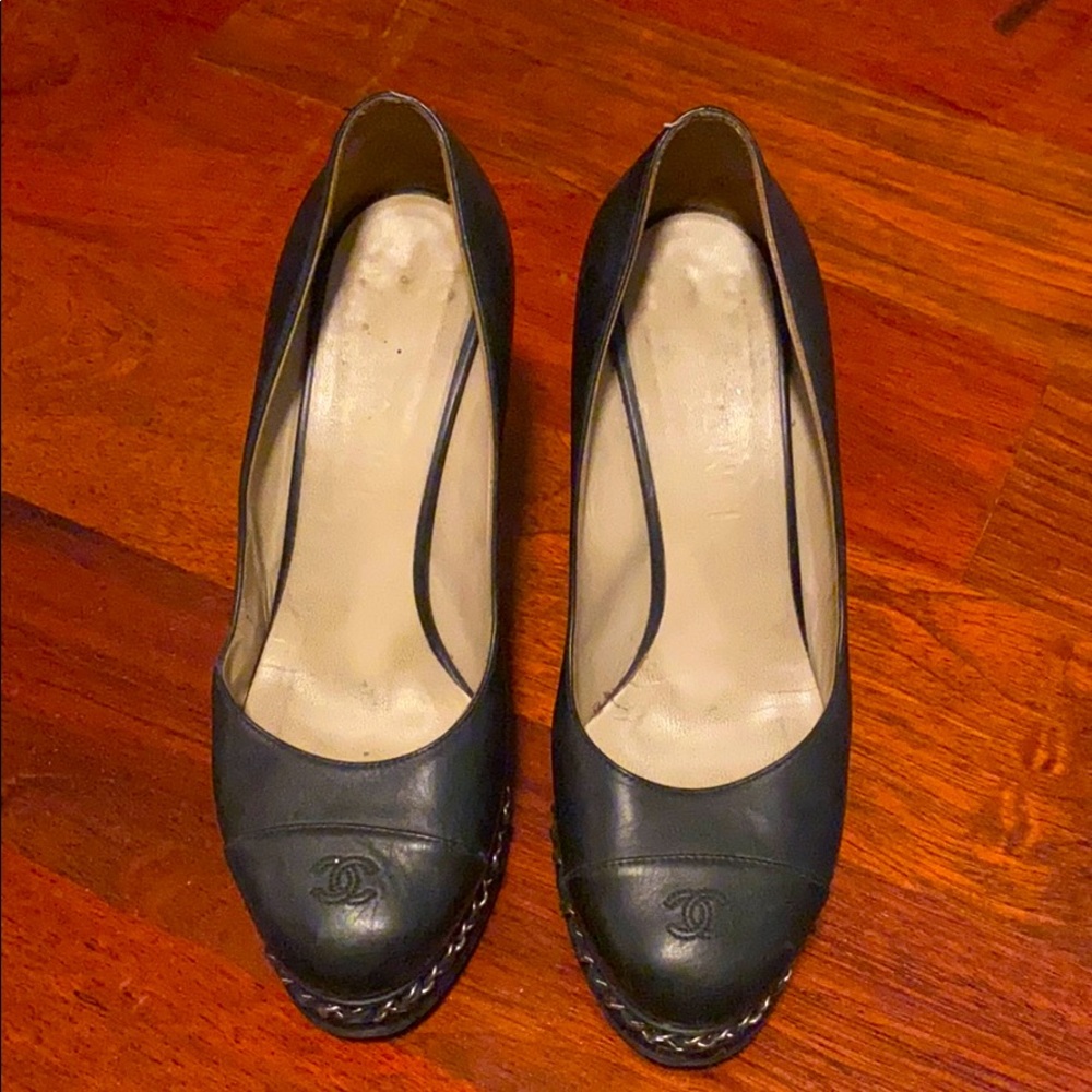 Chanel black leather pumps